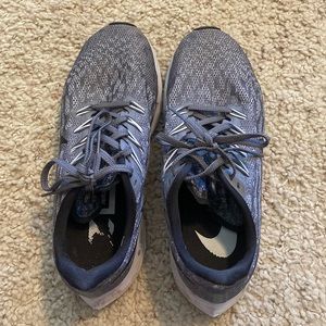 GREY NIKE RUNNING SNEAKERS!